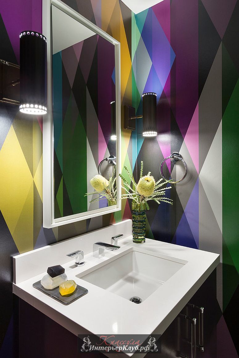 Многоцветный геометрический принт на обоях в ванной, Circus-Wallpaper